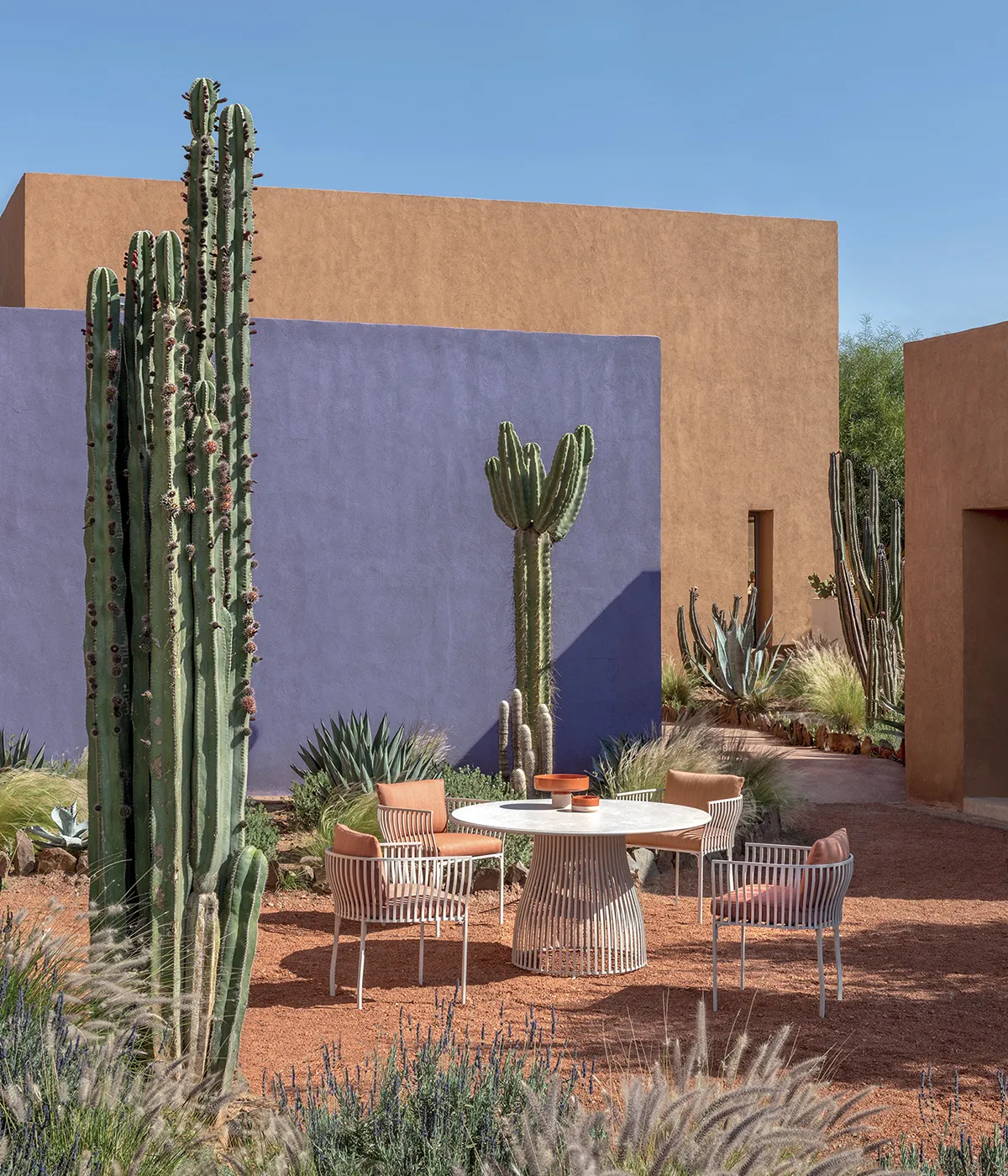 Round garden table and aluminum chairs VENEXIA by Ethimo